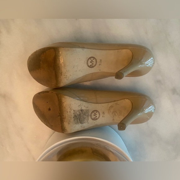 Michael Kors nude patent leather pump (size 7.5) - Picture 3 of 6